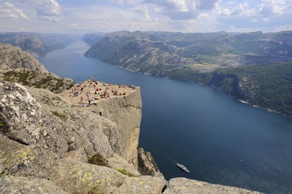 Norvège, Rogaland, le Rocher de La Chaire (Preikestolen) surplombant de 600m le Lysefjord, fjord de Lysebotn