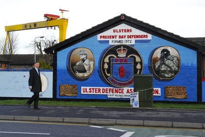 Royaume-Uni, Irlande du Nord, Belfast Est, les quartiers loyalistes protestants, Newtownards Road, fresque murale politique à la gloire des milices loyalistes