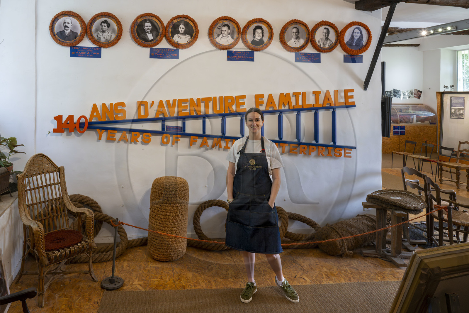 France, Drôme (26), Drôme provençale, Nyons, La Scourtinerie, dernière manufacture de scourtins de Provence, filtres traditionnels utilisés dans la fabrication de l'huile d'olive mais conçus aussi aujourd'hui comme objets de décoration en fibre de coco, Sophie Villeneuve-Fert, membre de la cinquième génération, à la tête de l’entreprise familiale avec sa mère et son oncle