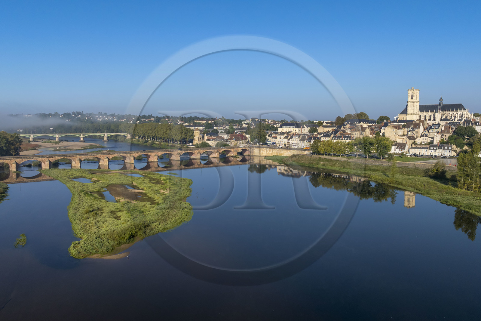 France, Nièvre (58), Nevers, les iles sur la Loire en amont du Pont de la Loire, le quai de Mantoue et la cathédrale Saint-Cyr-et-Sainte-Julitte en arrière plan (vue aérienne)