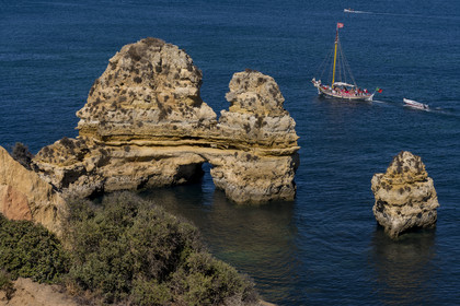 Portugal, Algarve, Lagos, découverte en voilier des formations rocheuses et des falaises de la Ponta da Piedade en face de Praia da Boneca