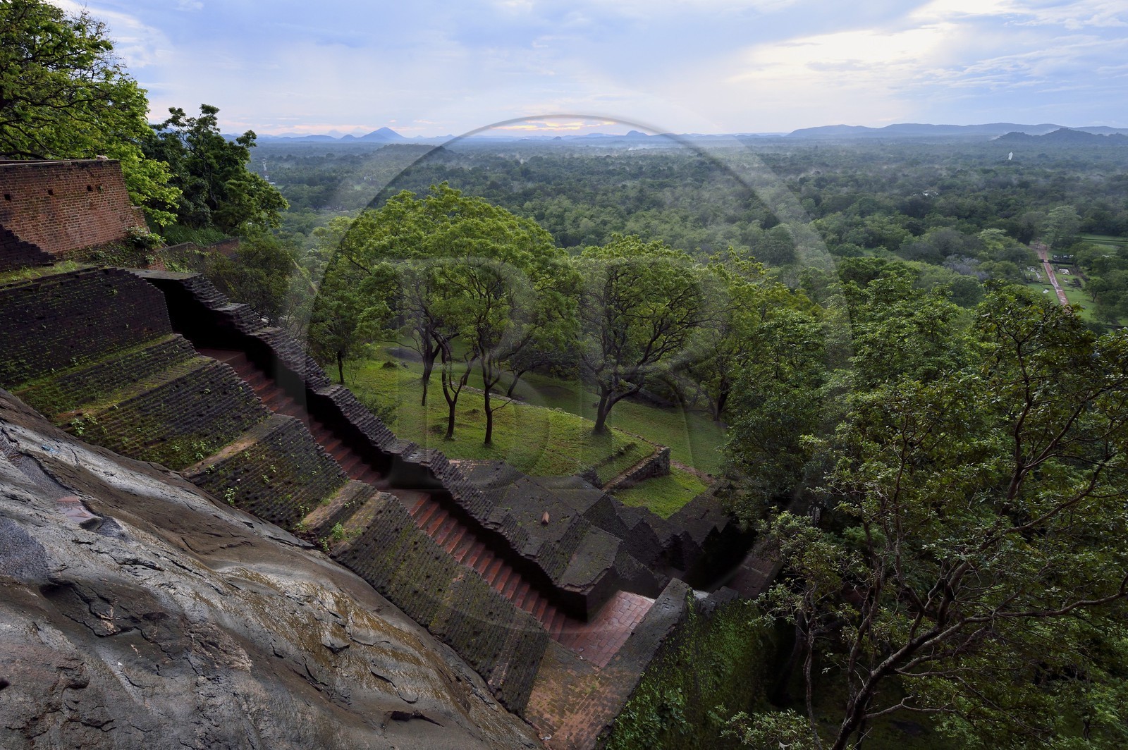Sri Lanka, province centrale, district de Matale, Sigiriya, ville ancienne de Sigiriya classée patrimoine mondial de l'UNESCO, escalier d'accès à l'ancien palais forteresse du Rocher du Lion