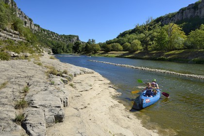 France, Ardèche (07), Balazuc, kayaks descendant la rivière Ardèche entre Balazuc et Pradons