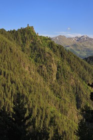 Géorgie, Kakheti, Parc national de Touchétie, Omalo, la forteresse de Keselo de Zemo (haut) Omalo a servi de refuge aux habitants en temps de guerre, tours fortifiées médiévales
