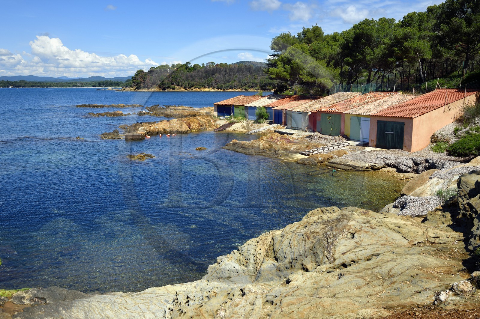France, Var (83), Bormes-les-Mimosas, Cap de Bregancon, cabanons de pêcheurs de la Pointe du Diable