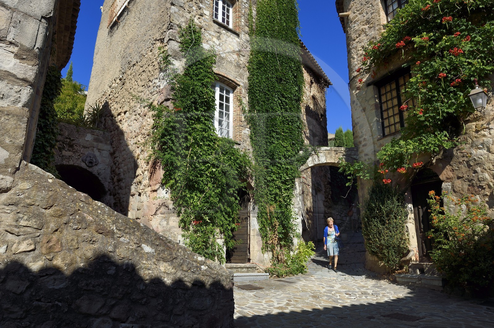 France, Var (83), La Dracénie, Les Arcs-sur-Argens, la place du Collier et le début de la rue Agnely dans la vieille ville