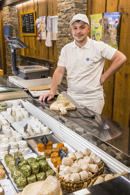France, Bas-Rhin (67), Parc naturel régional des Vosges du Nord, Obersteinbach, la chèvrerie de La Ferme du Steinbach, le fils Michael Sturtzer à la vente de fromages de chèvre fermiers