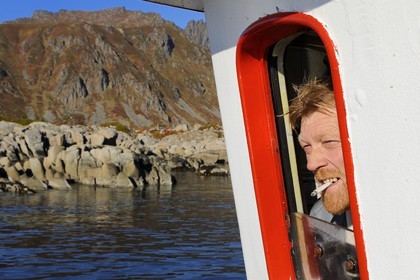 Norvège, Nordland, Îles Lofoten, départ du bateau pour la pêche, pêcheur