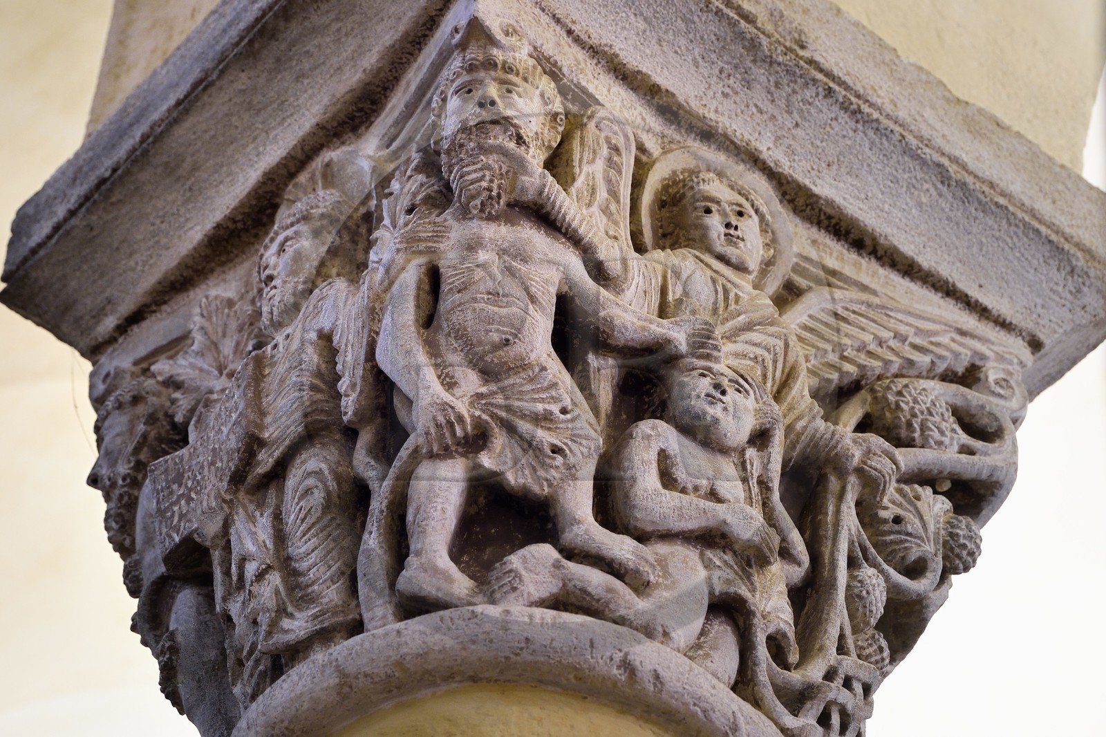 France, Puy-de-Dôme (63), Clermont-Ferrand, basilique Notre-Dame-du-Port de style roman auvergnat, classée Patrimoine Mondial de l'UNESCO au titre des Chemins de Saint-Jacques-de-Compostelle en France, chapiteau du choeur représentant Adam et Eve chassés du Paradis terrestre