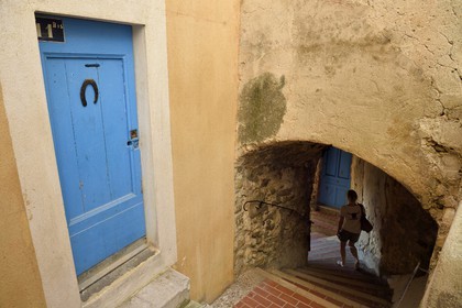 France, Alpes-Maritimes (06), Menton, la vieille ville, dédale de ruelle en escalier