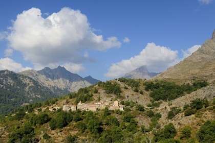 France, Haute-Corse (2B), région du Niolu (Niolo), Calasima plus haut village de Corse (1 095m) au pied de la montagne du Paglia Orba en forme d’aileron de requin