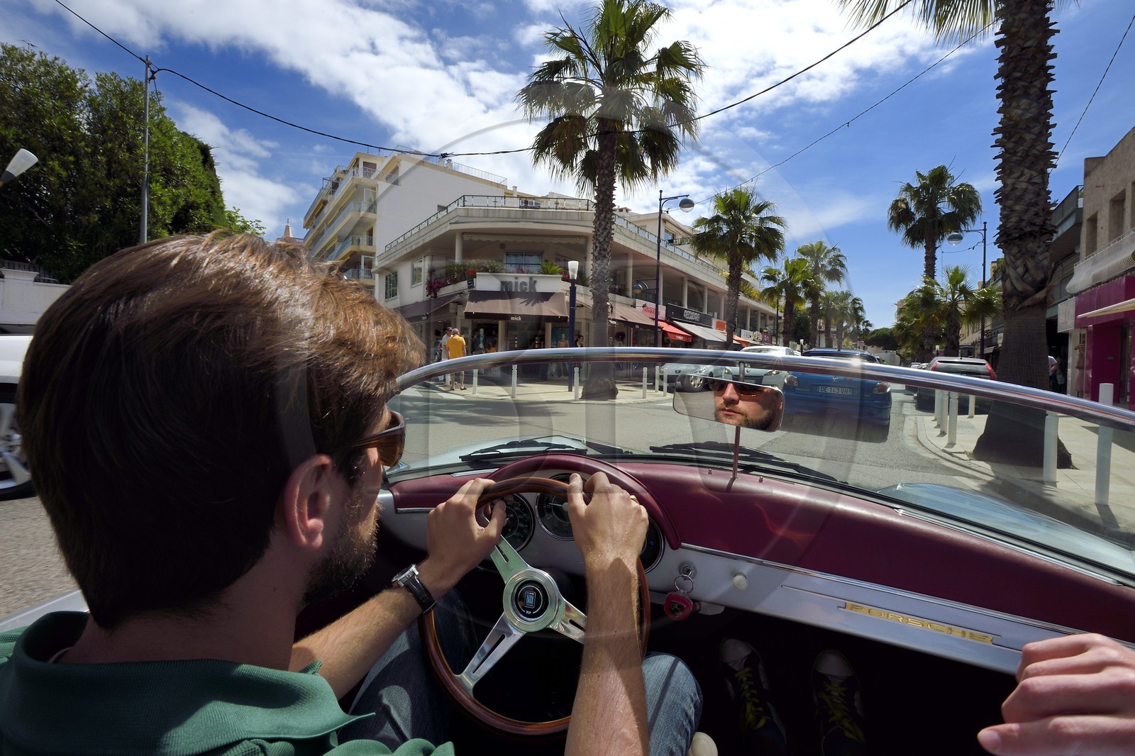 France, Alpes-Maritimes (06), Antibes,  Juan-les-Pins, avenue Guy de Maupassant à bord d'une Porsche Speedster 356 décapotable de collection