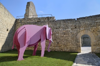 France, Vaucluse (84), Parc Naturel Regional du Luberon, Lacoste, chateau de Lacoste, une des residences du Marquis de Sade et de nos jours propriété de Pierre Cardin, Elephant Rose œuvre du sculpteur Pierre Rault et de la Sauvage Compagnie