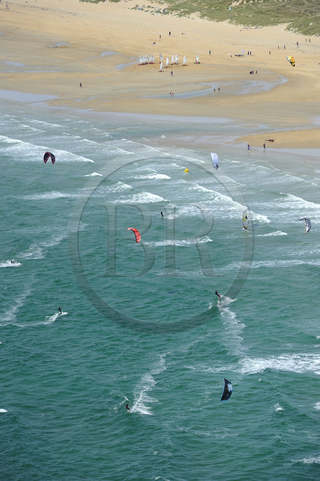 France, Morbihan (56), kitesurfing sur la plage d'Erdeven et de Plouharnel (vue aérienne)