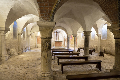 France, Yonne (89), parc naturel régional du Morvan, Vézelay, classé au Patrimoine Mondial de l'UNESCO, labellisé Les Plus Beaux Villages de France, point de départ de l'une des principales voies de pèlerinage de Saint-Jacques-de-Compostelle, la basilique Sainte-Marie-Madeleine, la crypte