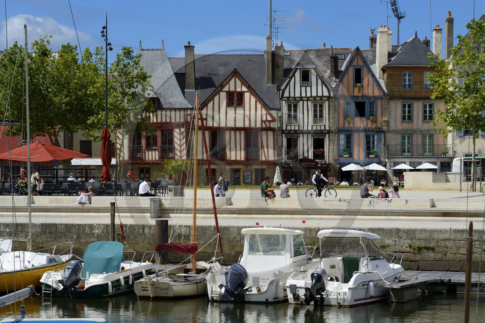 France, Morbihan (56), Golfe du Morbihan, Vannes, le quai Eric Tabarly sur la rive droite du port de plaisance, terrasse d'un bar restaurant et maisons à colombages