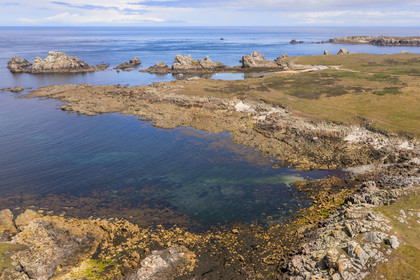 France, Finistère (29), Mer d'Iroise, Ile d'Ouessant, grève de Kernévez et en arrière plan la plage et mouillage de Yuzin (vue aérienne)