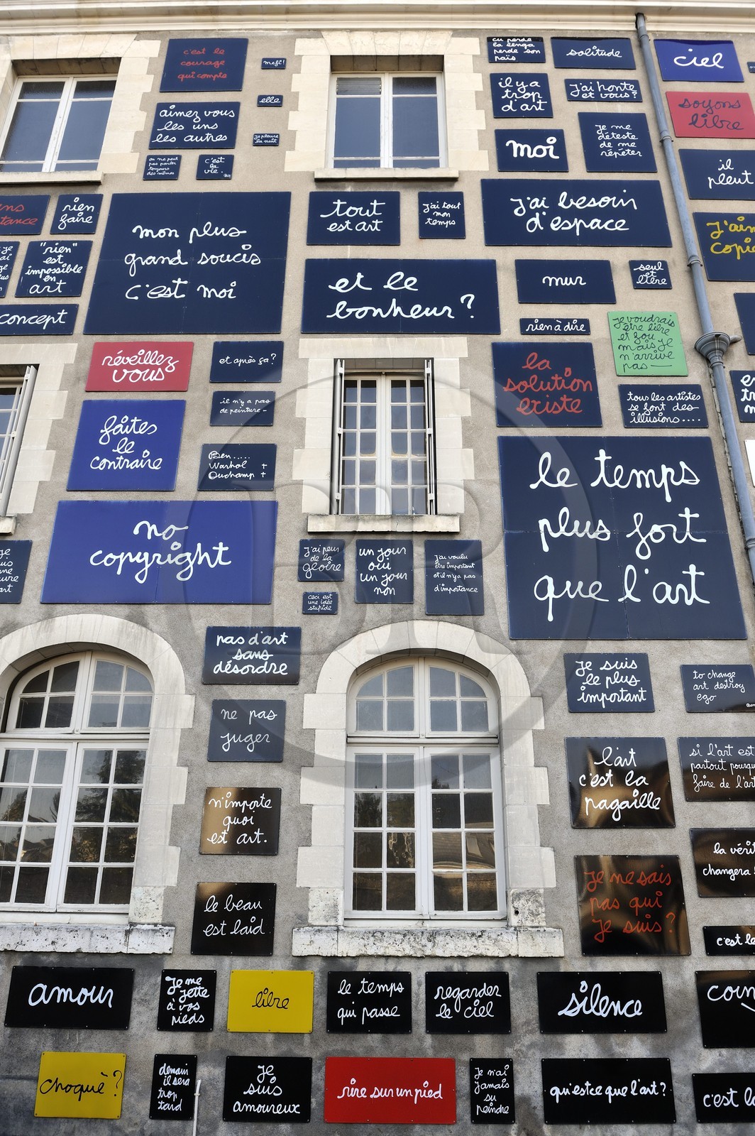France, Loir et Cher (41), Blois, musée de l'Objet, façade réalisée par Ben