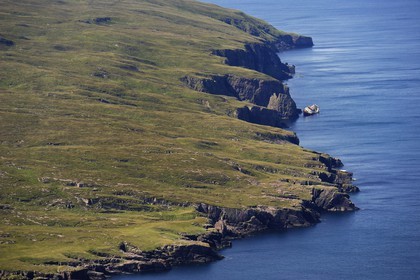 Royaume-Uni, Ecosse, Highland, Hébrides intérieures, Ile de Rum, bateau de pêche échoué sur la côte Nord (vue aérienne)