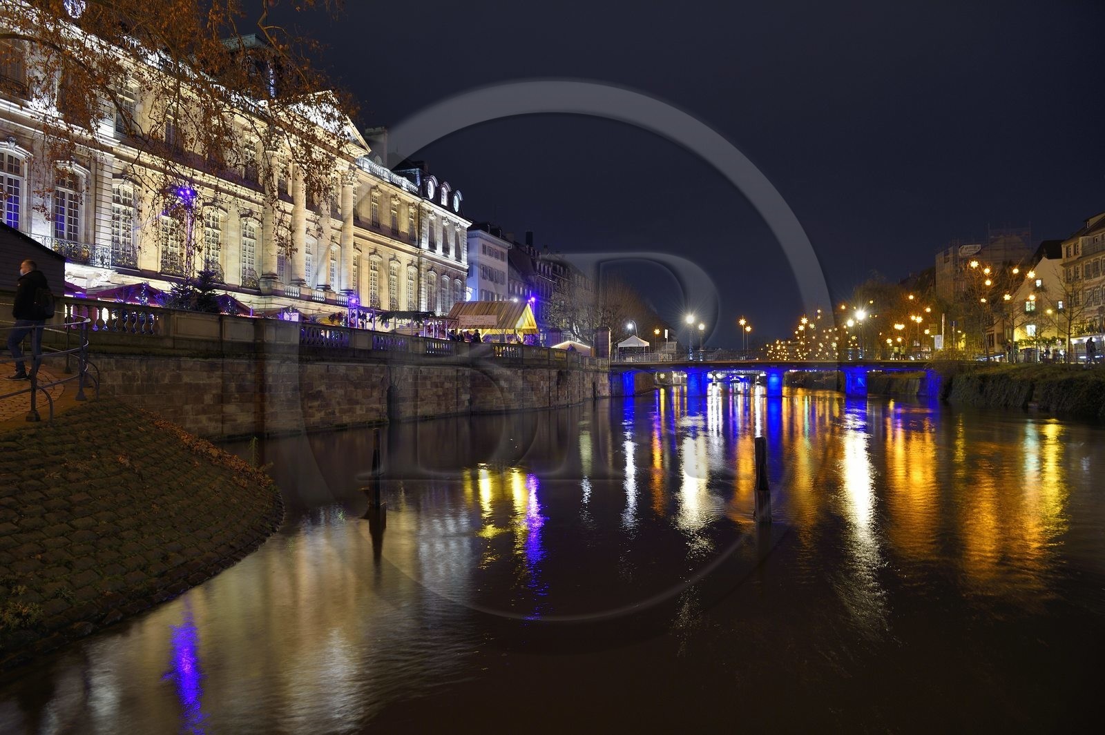France, Bas-Rhin (67), Strasbourg, vieille ville classée au Patrimoine Mondial de l’UNESCO, les berges de l'Ill face au quai des Bateliers sous le Palais Rohan