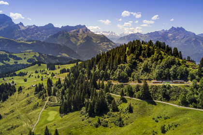 Suisse, canton de Vaud, Villars-sur-Ollon, train qui rejoint la gare du col de Bretaye à la station Bouquetins et le Mont-Blanc en arrière plan (vue aérienne)