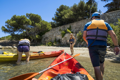 France, Alpes-Maritimes (06), Cannes, randonnée en kayak aux Iles de Lérins, arrivée sur l'Ile Sainte-Marguerite