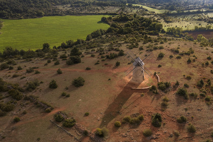 France, Aveyron (12), Causses et les Cévennes, paysage culturel de l'agro-pastoralisme méditerranéen, classés Patrimoine Mondial de l'UNESCO, La Couvertoirade, labellisé Les Plus Beaux Villages de France, village fortifié sur le plateau du Larzac, le moulin de Redounel (vue aérienne)