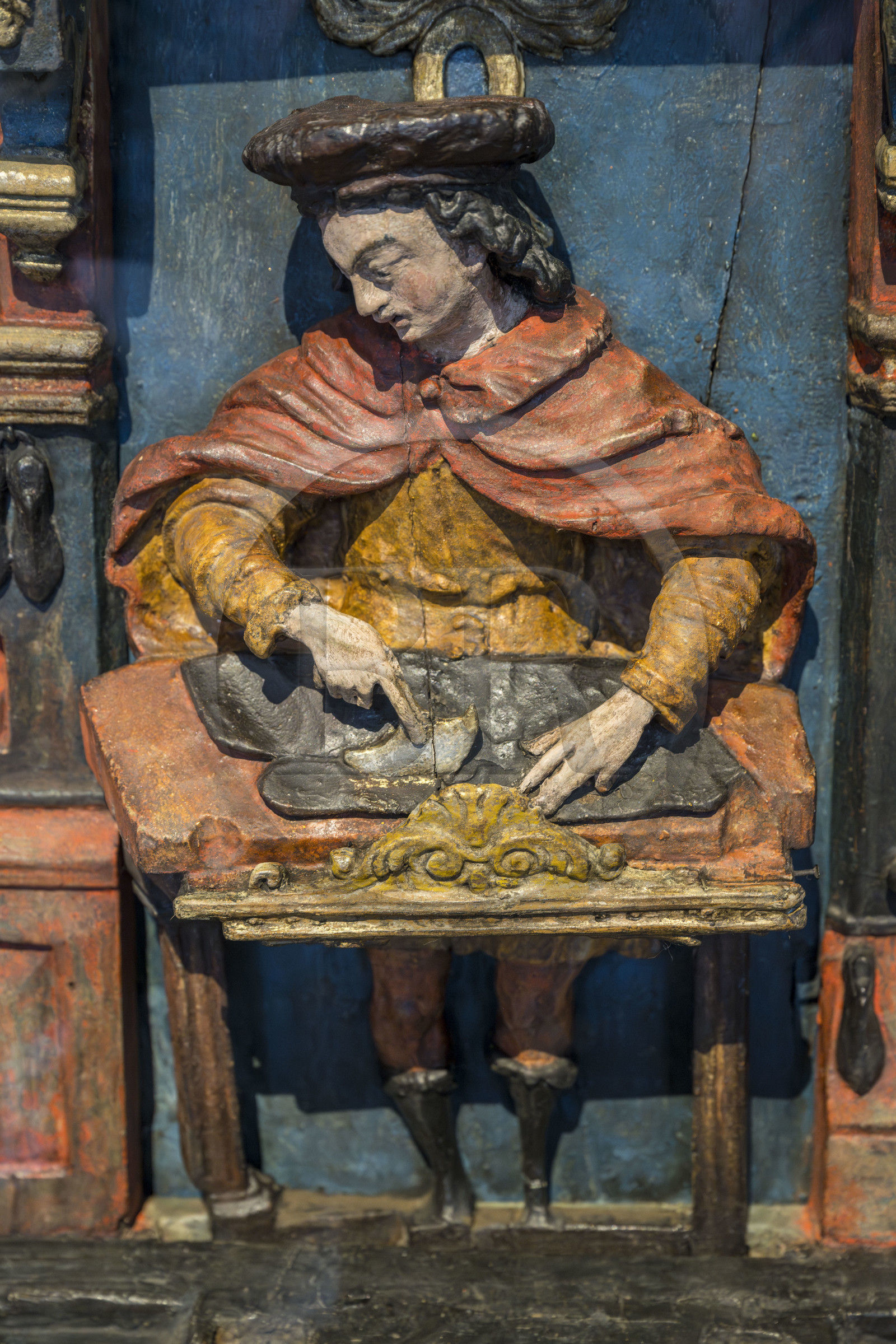 France, Paris (75), quartier du Marais, Musée Carnavalet, enseigne de cordonnier-bottier anciennement rue Saint-Germain-l'Auxerrois daté de 1593 et dédié à Saint Crespin, représentant la confrérie et réference aux martyrs Crépin et Crépinien