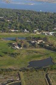 France, Charente-Maritime (17), ile de Ré, les Portes-en-Ré, golf et Bois de Trousse-Chemise (vue aérienne)