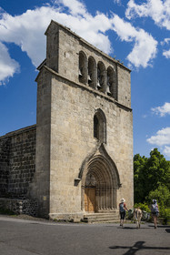 France, Haute-Loire (43), Saint-Martin-de-Fugères, randonnée avec un âne sur le chemin de Stevenson (GR 70) devant l'église de la Nativité de la Sainte-Vierge