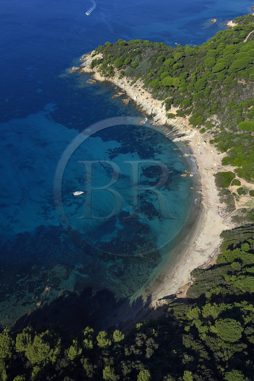 France, Var (83), Presqu'Ile de Saint-Tropez, Ramatuelle, la côte sud vers la pointe du Brouis (vue aérienne)