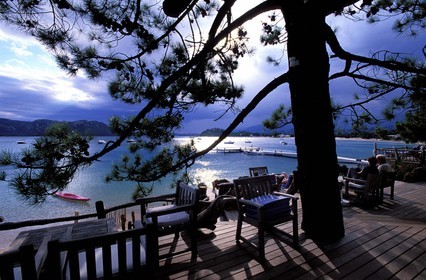 France, Corse-du-Sud (2A), golfe de Porto-Vecchio, terrasse lambrissée du Grand Hôtel Cala Rossa