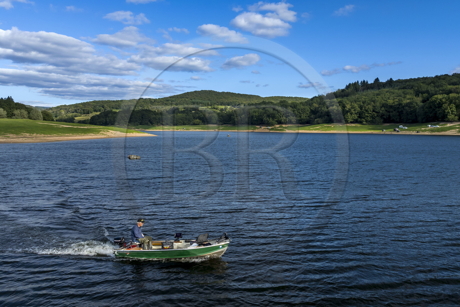 France, Nièvre (58), Parc naturel régional du Morvan, Chaumard, lac de Pannecière, Jean-Bernard Dioux vice-président de l’AMC, l’Association Morvan Carnassier, va pêcher à la ligne sur une barque (vue aérienne)
