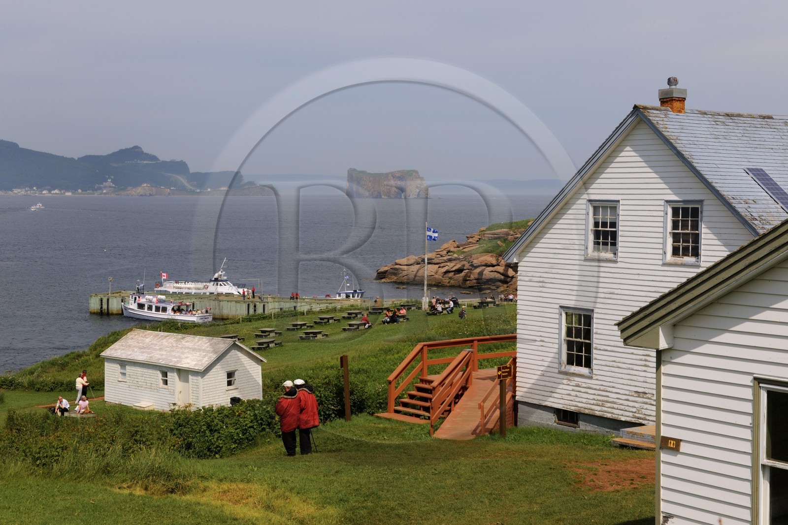 Canada, province de Québec, Gaspésie, île Bonaventure, village côtier de maisons de bois et le Rocher Percé