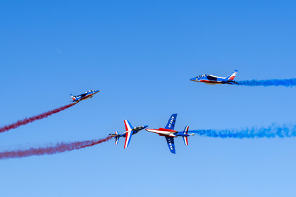 France, Bouches-du-Rhône (13), Salon-de-Provence, base aerienne 701, base de la Patrouille de France (PAF pour Patrouille acrobatique de France) de l'Armée de l'air et de l'espace française, figure de croisement de 4 avions Alphajet lors d'un vol d'entrainement