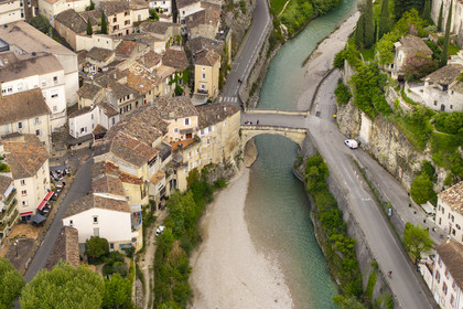 France, Vaucluse (84), Vaison-la-Romaine, le pont romain sur l'Ouvèze datant du 1er siècle apr. J.-C. qui relie la ville basse et la ville médiévale (vue aérienne)