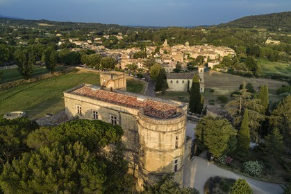 France, Vaucluse (84), Parc Naturel Regional du Luberon, Lourmarin, labellisé Les Plus Beaux Villages de France, le chateau des XVè et XVIè siècles Renaissance, le temple protestant à l'extérieur du village en arrière plan (vue aérienne)