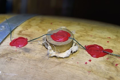 France, Charente (16), Sireuil, Distillerie des Moisans, dans les chais de vieillissement et d'assemblages, cognac millésimé et scellé à la cire, ne pouvant être ouvert que en présence d'un huissier