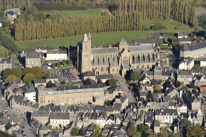 France, Ille-et-Vilaine (35), Baie du Mont-Saint-Michel, Dol-de-Bretagne, la cathédrale gothique Saint-Samson (vue aérienne)