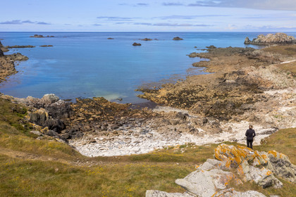 France, Finistère (29), Mer d'Iroise, Ile d'Ouessant, randonneur sur le chemin cotier de la cote dechiquetée et les rochers de la cote Nord (vue aérienne)