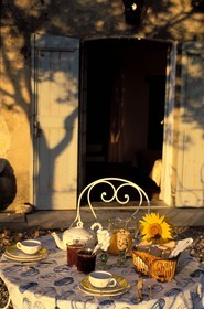 France, Gard (30), table de petit-déjeuner à la maison d' Hôte provençale le mas de l' amandier