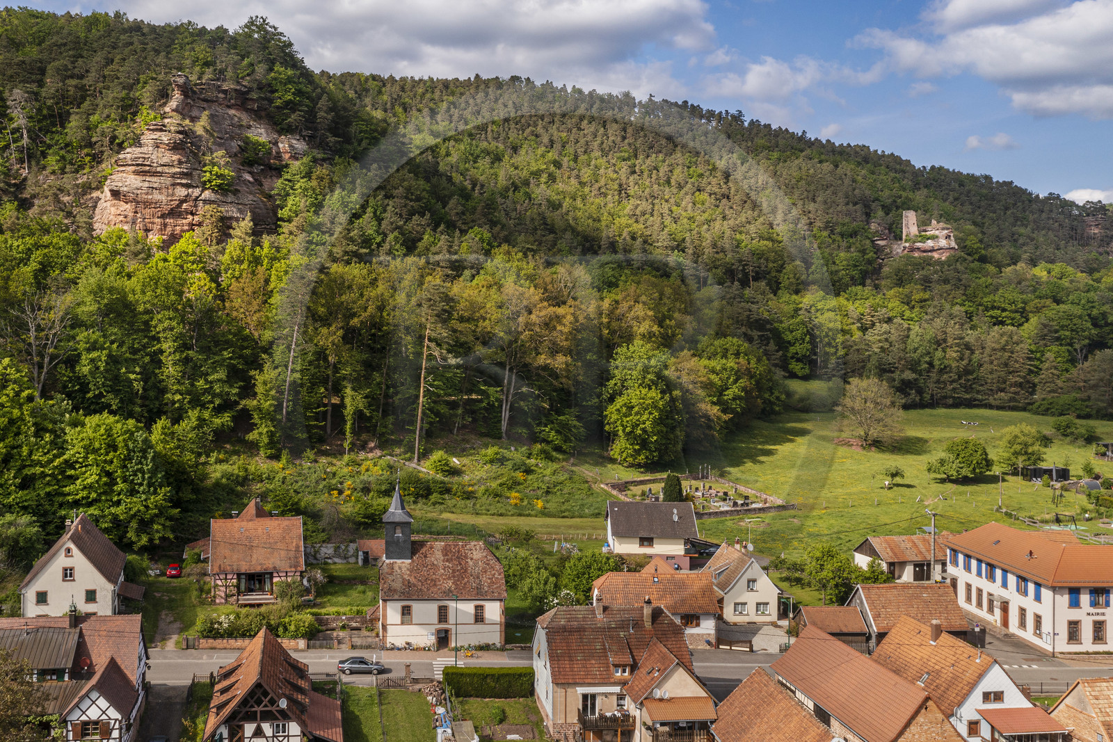 France, Bas-Rhin (67), Parc naturel régional des Vosges du Nord, Obersteinbach, l'église protestante du village dominé par le rocher de grès de Wachtfels (vue aérienne)