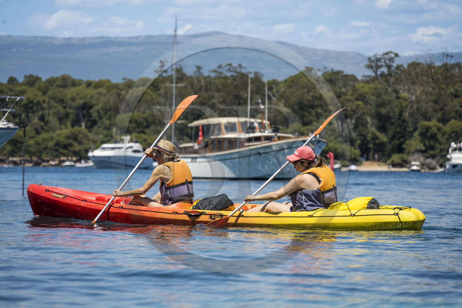 France, Alpes-Maritimes (06), Cannes, randonnée en kayak aux Iles de Lérins, passage dans le bras de mer entre les deux Iles de Lérins, les Iles de Saint-Honorat et Sainte-Marguerite