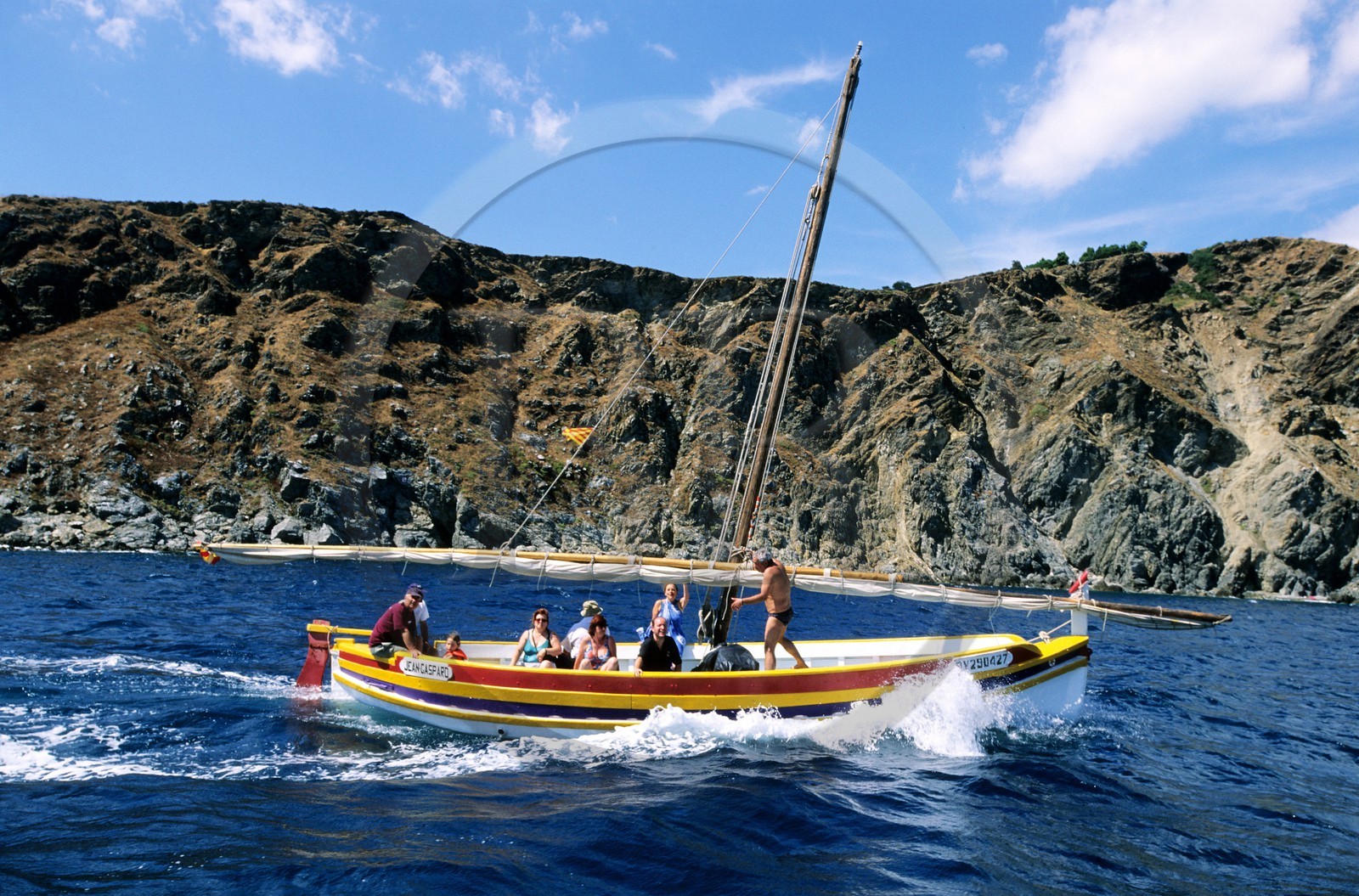 France, Pyrénées-Orientales (66), le côte Vermeille vers Banyuls-sur-Mer, une barque traditionnelle catalane