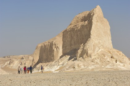 Egypte, désert libyque, groupe de randonneurs dans le Désert Blanc au nord de Farafra