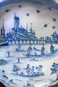 France, Nièvre (58), Nevers, musée de la Faïence et des Beaux-Arts, saladier decor patronymique au Pont de Loire dédié à Martin Ferrants (1770) attribué à Claude Guillaume Bigourat