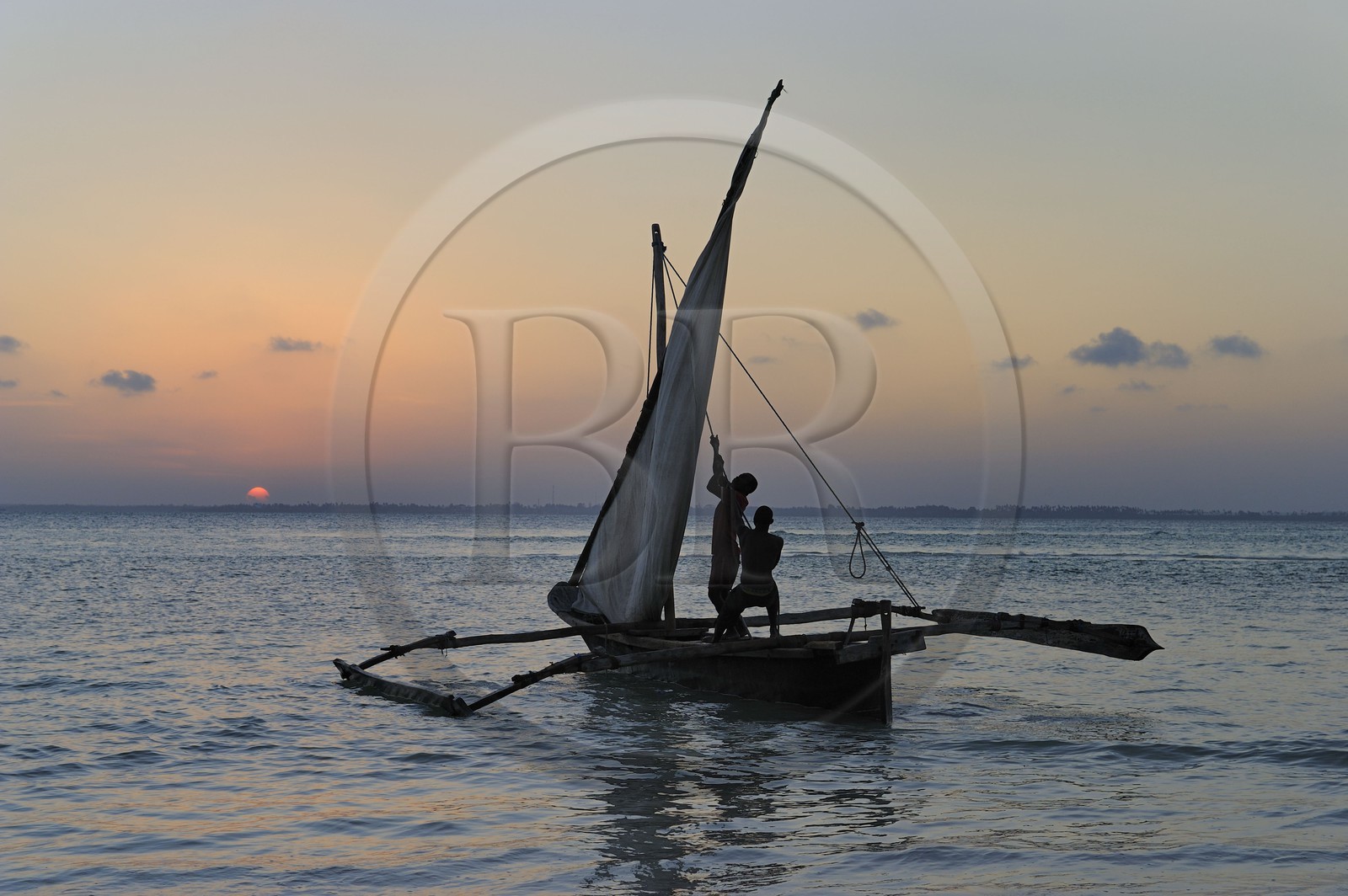 Tanzanie, archipel de Zanzibar, île de Unguja (Zanzibar), côte est, baie de Chwaka vers Michamvi, départ pour la pêche de nuit d'un dhow (boutre traditionnel)
