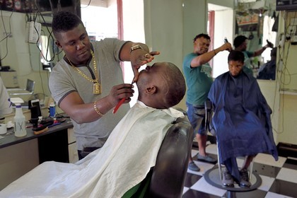 Caraïbes, Ile de la Dominique, la capitale Roseau, le Quartier français, salon de coiffure pour hommes dans la rue principale Great George Street