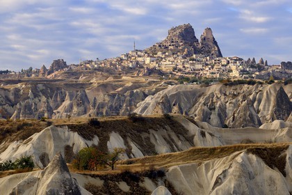 Turquie, Anatolie Centrale, province de Nevsehir, Cappadoce classée Patrimoine Mondial de l'UNESCO, le village d' Uçhisar et cheminées de fées (vue aérienne)