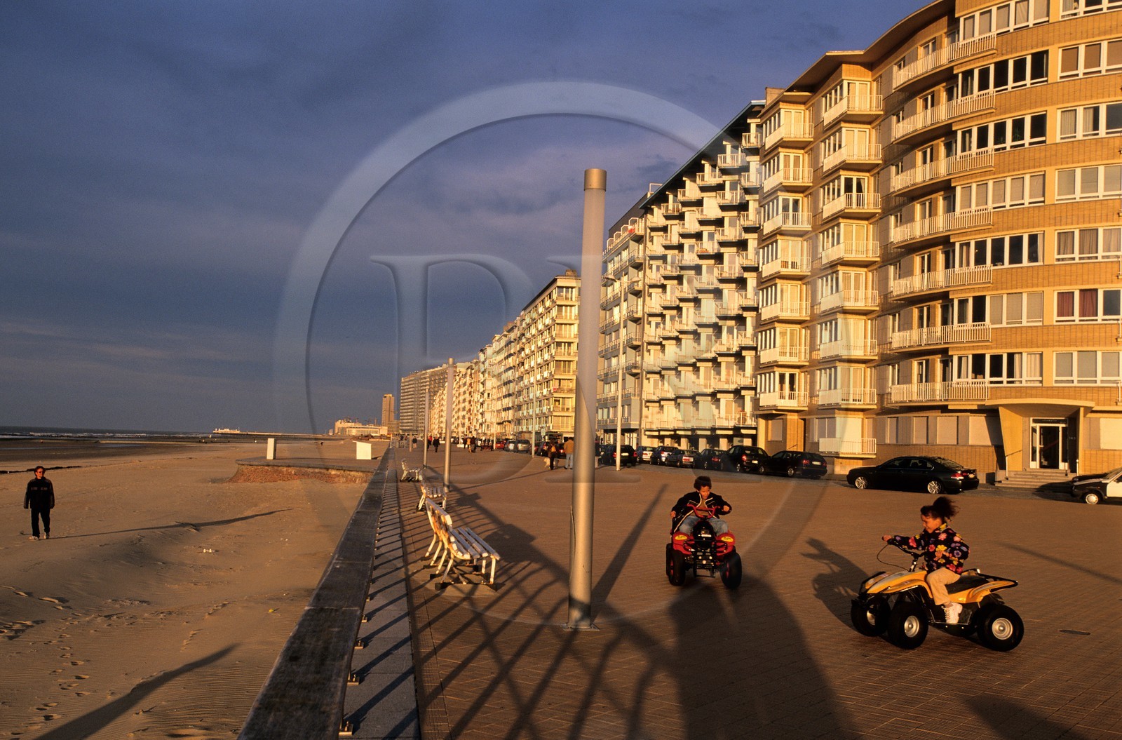 Belgique, Flandre-Occidentale, Ostende (Oostende), le front de mer et ses grands immeubles